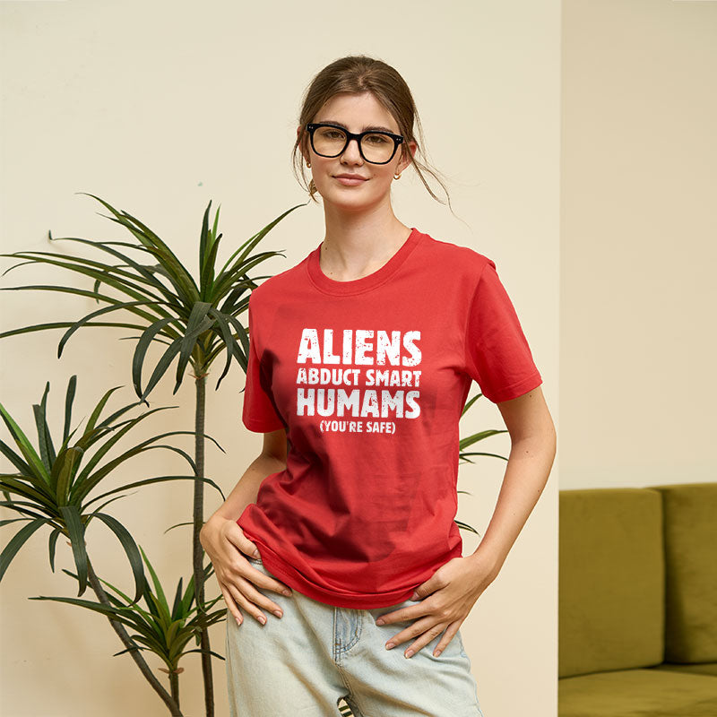 Aliens abduct smart humans Geek T-Shirt