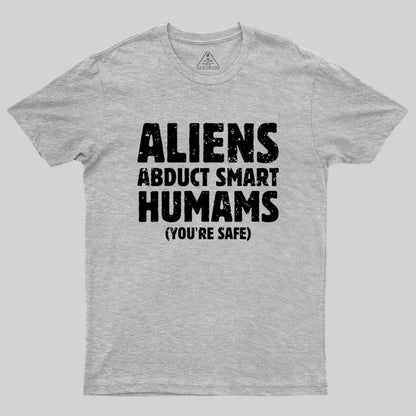 Aliens abduct smart humans Geek T-Shirt