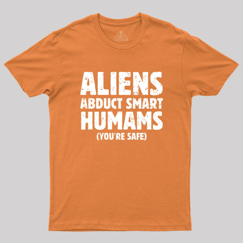 Aliens abduct smart humans Geek T-Shirt