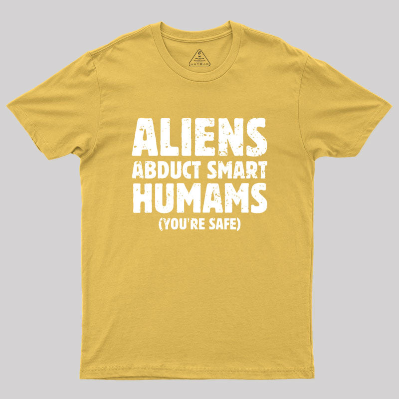 Aliens abduct smart humans Geek T-Shirt